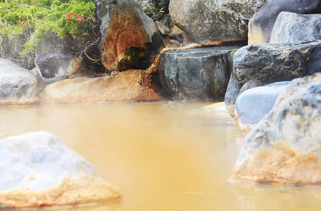 壮大な景観と幻の湯、赤湯。広々とした名湯の数々